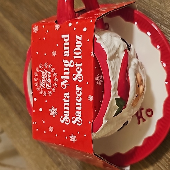 10 oz. Santa mug & saucer set - Picture 2 of 3